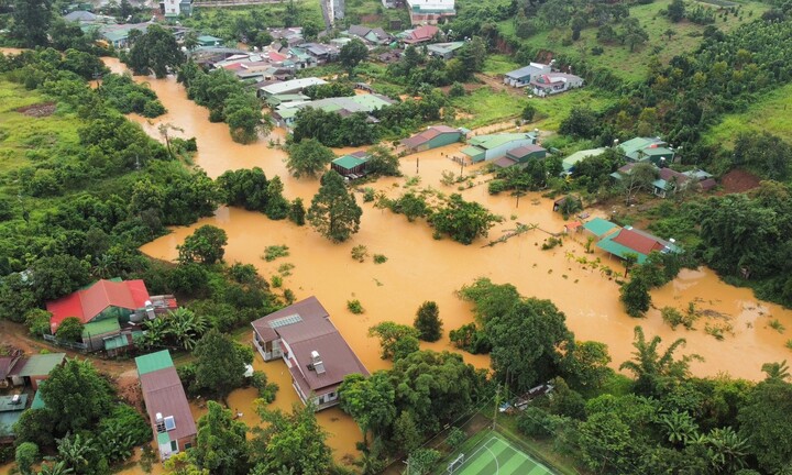 Mưa lớn kéo dài, nhiều nơi ở Đắk Nông bị nước lũ bủa vây, nhấn chìm cả máy xúc