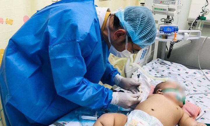 Cứu sống trẻ nhũ nhi dư cân bị sốc sốt xuất huyết nặng