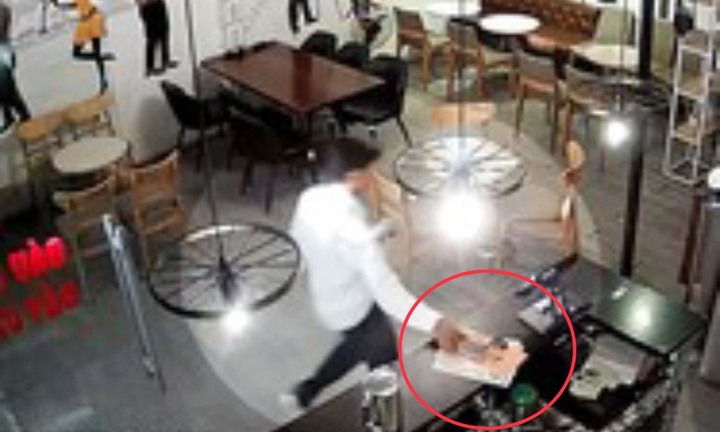 Bắt 2 kẻ dàn cảnh trộm điện thoại tại nhiều cửa hàng ở TP.HCM