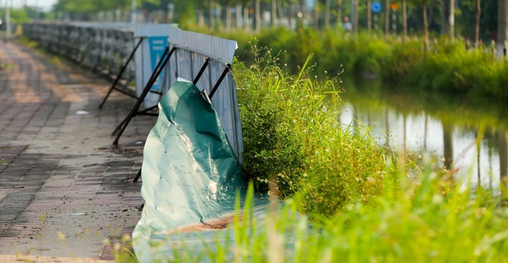 Dân ngoại thành Hà Nội thấp thỏm đi qua đoạn kênh sạt lở, không có lan can