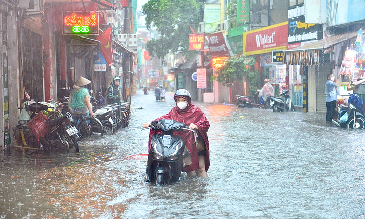 Hà Nội mưa trắng trời, nhiều tuyến phố ngập nửa mét, xe cộ chết máy la liệt