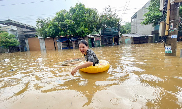 Mưa lớn khiến nhiều tuyến đường TP Lào Cai ngập sâu, người dân dùng phao đi trên phố