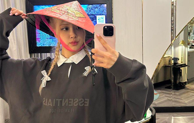 Sau 2 đêm diễn 'bùng nổ', thành viên nhóm BLACKPINK khoe ảnh đội nón lá