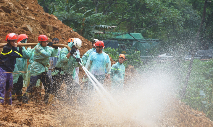 Cán bộ, chiến sỹ dầm mưa xử lý hiện trường vụ sạt lở đèo Bảo Lộc để thông xe