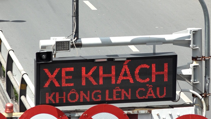 Cận cảnh biển báo thông minh ở Hà Nội giúp giảm ùn tắc giao thông