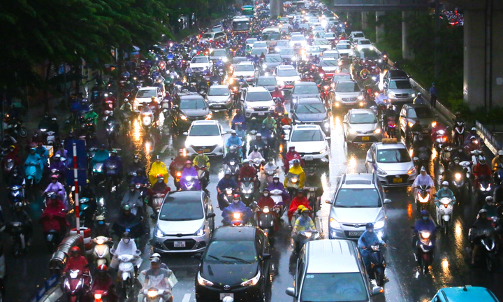 Mưa lớn nhiều giờ, đường phố kẹt cứng, người Hà Nội loay hoay tìm lối về nhà