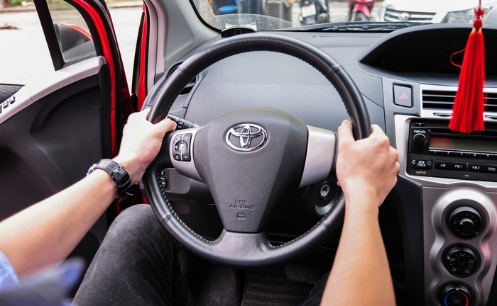 Xe bị khóa vô lăng phải làm sao?