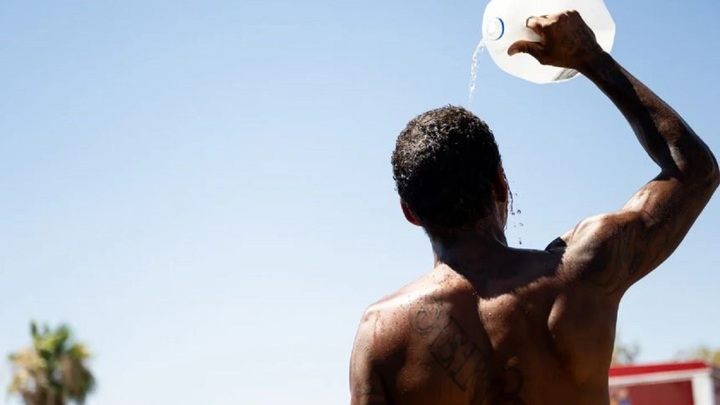 Cách chống chọi nắng nóng trên 43 độ C của người vô gia cư Mỹ 