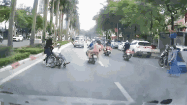 Bao nhiêu lái xe ứng xử văn hóa để được cúi đầu cám ơn thế này?