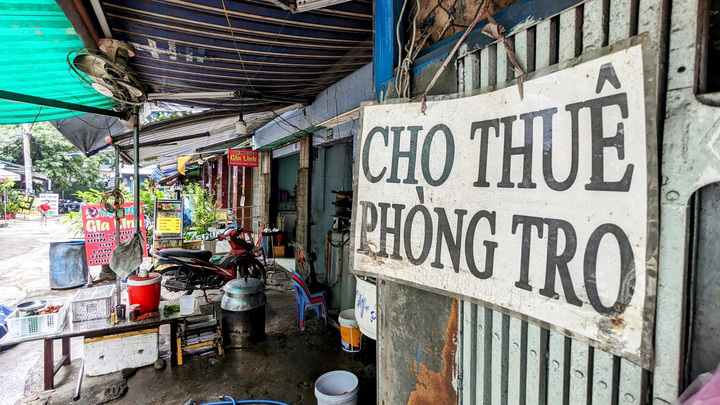 'Thủ phủ phòng trọ' ở TP.HCM vắng vẻ, biển cho thuê phòng bạc màu thời gian