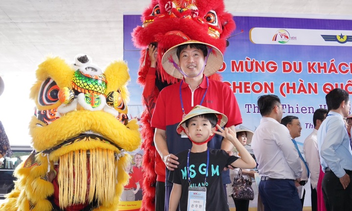 Vietjet đưa những du khách Hàn Quốc đầu tiên đến với nhà ga mới Phú Bài