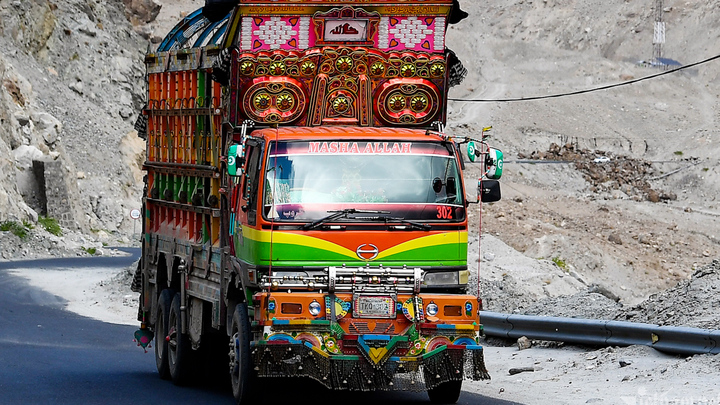 Bí ẩn những chiếc xe tải trang trí đầy màu sắc ở Pakistan
