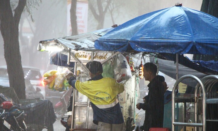 Dự báo thời tiết TP.HCM hôm nay 3/8: Ngày nắng, tối có mưa rào rải rác 