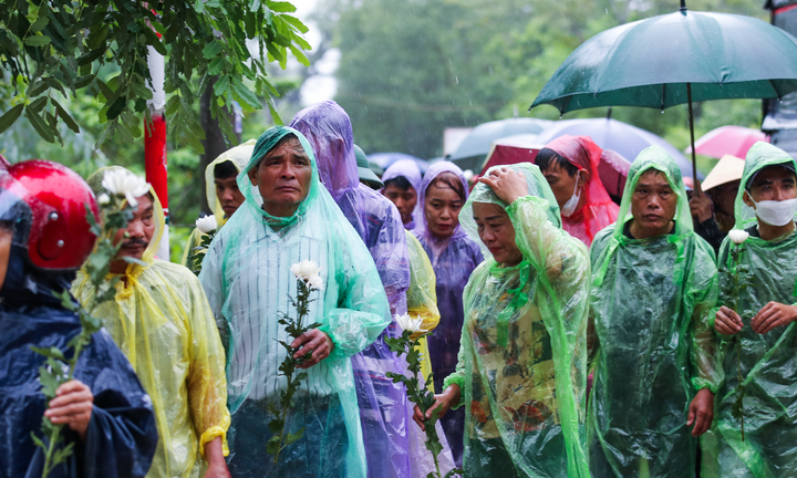 Dòng người khóc nấc dưới mưa đón linh cữu liệt sĩ Lê Ánh Sáng về quê mẹ