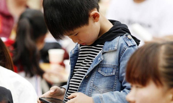 Trung Quốc xem xét giới hạn trẻ em sử dụng điện thoại trong 2 giờ