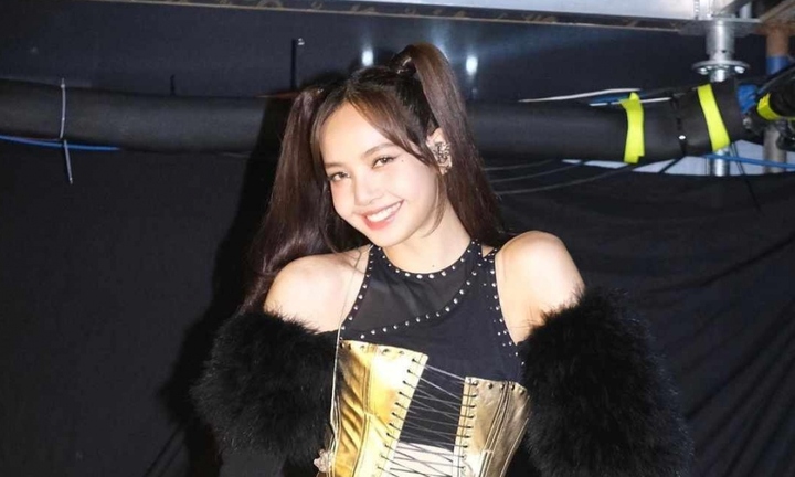 Lisa (BLACKPINK) khoe ảnh hậu trường concert ở Hà Nội