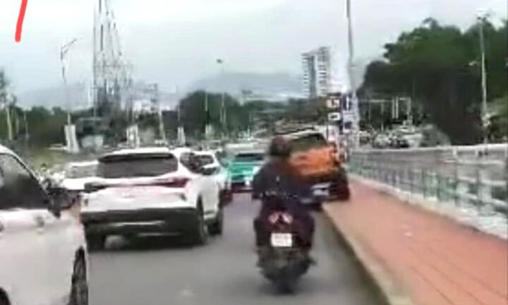 Tài xế bán tải ‘làm xiếc’ trên cầu ở Đà Nẵng