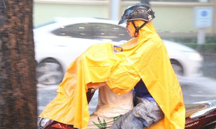 Dự báo thời tiết TP.HCM hôm nay 4/8: Ngày nắng, chiều tối mưa to, rải rác có dông