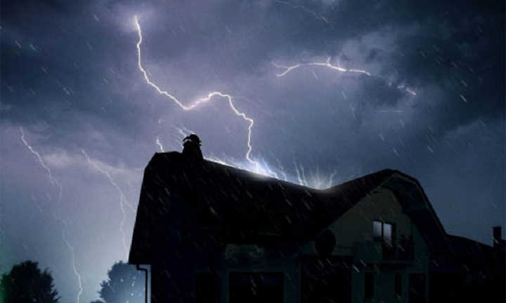 Tại sao không nên đi tắm khi trời có sấm sét?