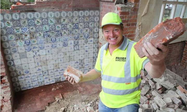 Đang phá dỡ nhà, người đàn ông phát hiện 'kho báu' tiền tỷ sau bức tường