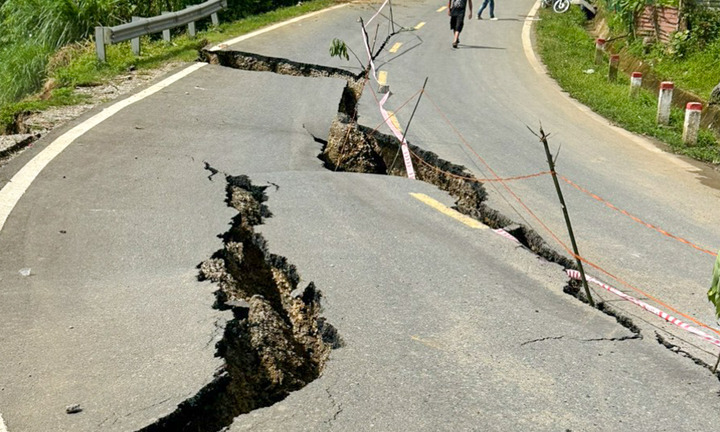 Mưa lớn khiến mặt đường ở Lai Châu bị đứt gãy