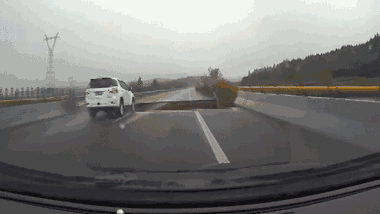 Ô tô chạy tốc độ cao rơi xuống cầu sập 