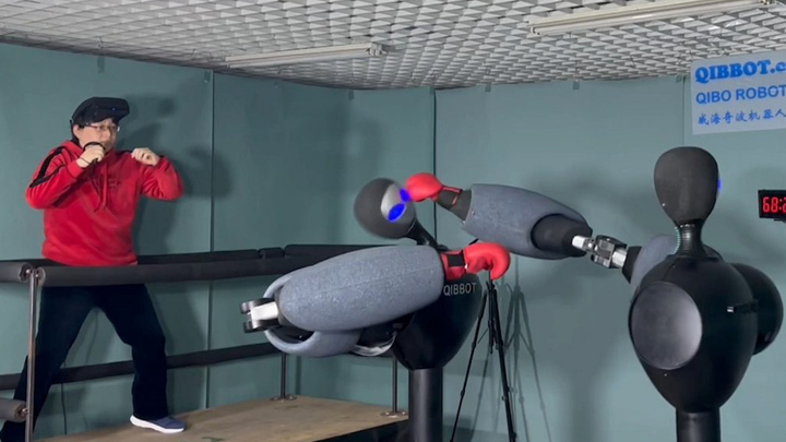 Võ sĩ robot một tay nhanh nhất thế giới 