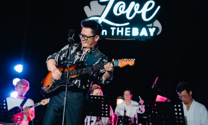 Bằng Kiều ngẫu hứng hát 'Bên trên tầng lầu'