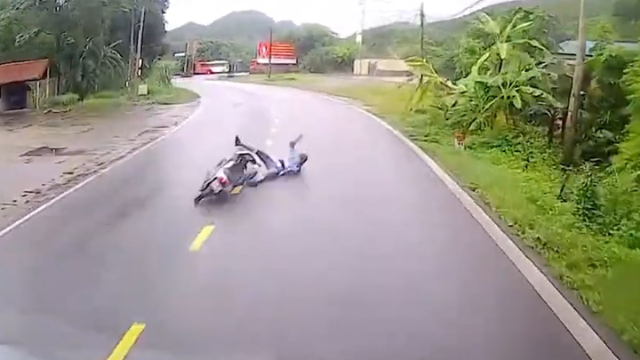 Lao thẳng vào đầu xe tải, nam thanh niên thoát chết trong gang tấc