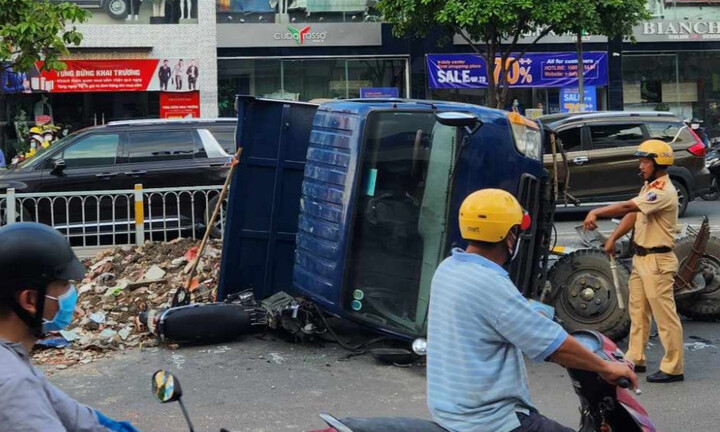 Xe ben lật nghiêng đè cô gái ở TP.HCM