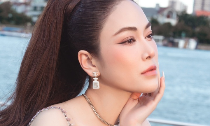 Hoa hậu Stella Tuyết Nga chấm thi cùng Á hậu Thuỵ Vân