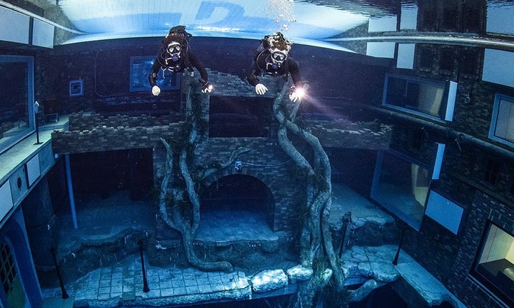 Ấn tượng bể bơi sâu nhất thế giới, như 'nhấn chìm' cả thành phố bên trong