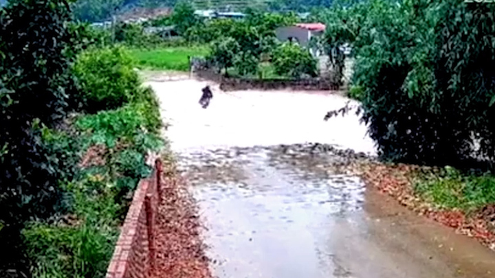 Liều mình vượt dòng nước lũ, người đàn ông suýt mất mạng