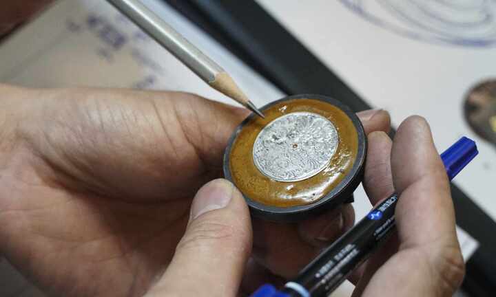 Bật mí nghệ thuật chạm khắc lên mặt đồng hồ