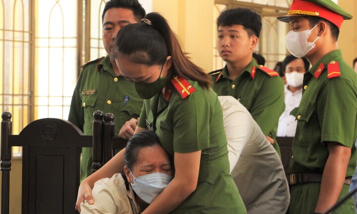 Chiếm đoạt hơn 405 tỷ đồng, 'nữ quái' òa khóc tại tòa khi nhận mức án chung thân