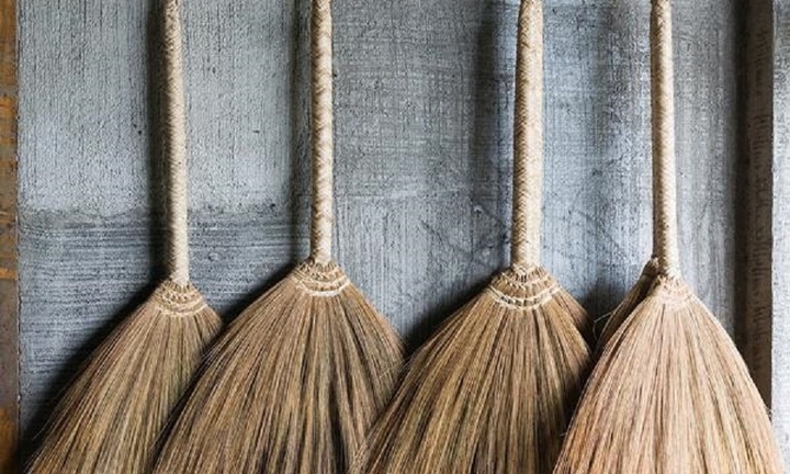 Những vị trí không nên để chổi quét nhà