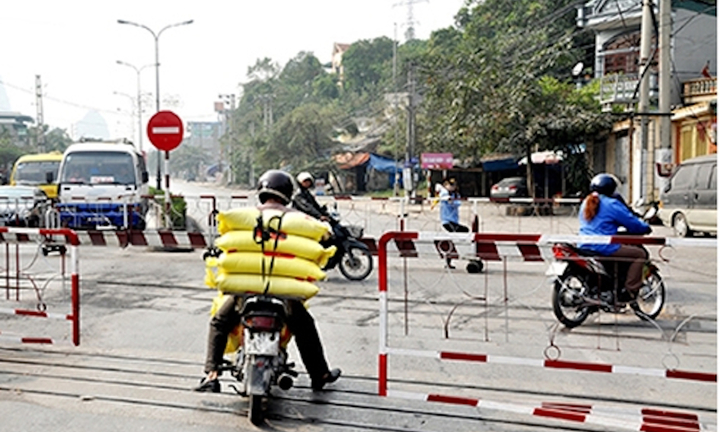 Cố tình vượt rào chắn đường sắt bị xử phạt thế nào? 