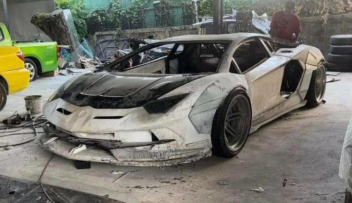 Xe cũ Toyota Crown 'lên đời' thành Lamborghini Aventador cực chất