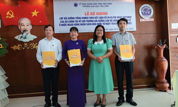 Trường Đại học Trà Vinh trao giấy chứng nhận bồi dưỡng tiếng Khmer cho 20 cán bộ
