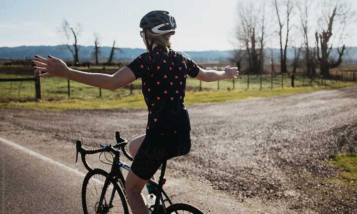 Đi xe đạp thả hai tay có bị xử phạt không?