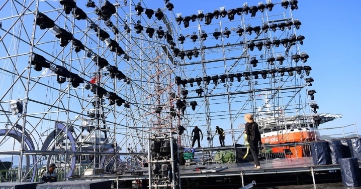 Cận cảnh sân khấu 'Mạnh giàu từ biển quê hương' tại Quân cảng Nha Trang