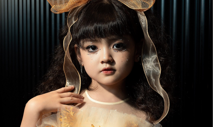 Sao nhí 'Hương vị tình thân' chiếm trọn sự chú ý khi trình diễn trên sàn catwalk