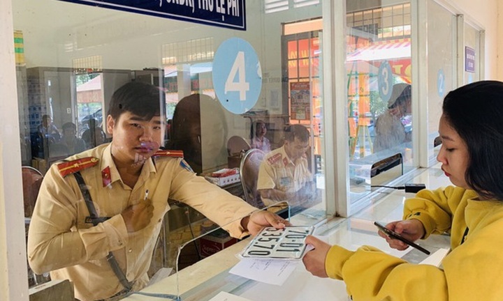 Từ 15/8, người bán xe không nộp lại giấy đăng ký và biển số sẽ bị phạt