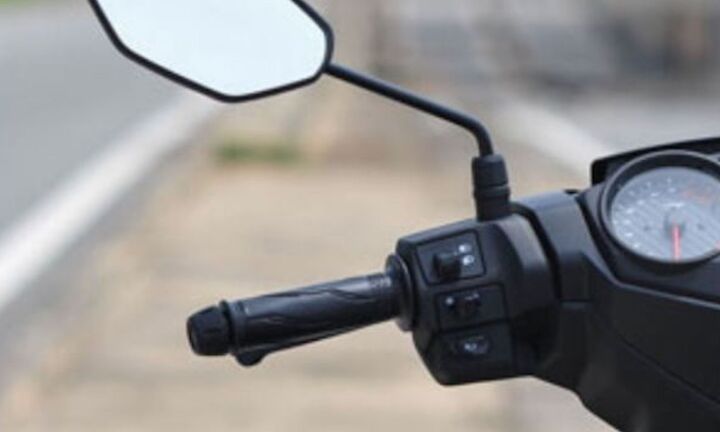 Xe máy lắp 1 gương có bị phạt không?