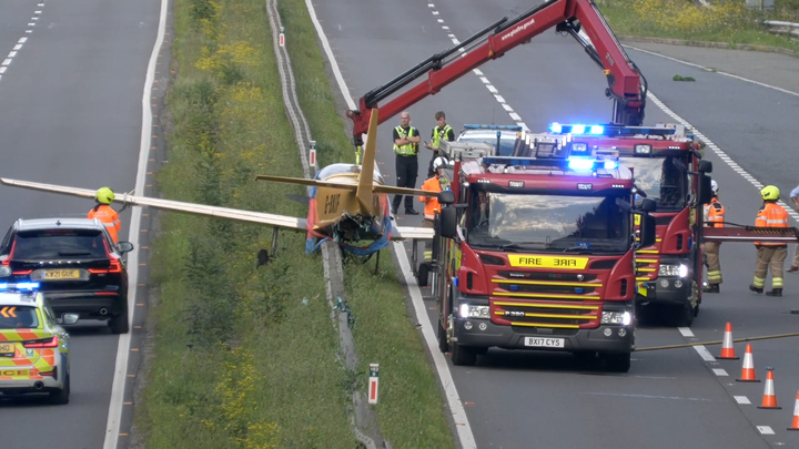 Máy bay cỡ nhỏ mắc kẹt giữa đường cao tốc