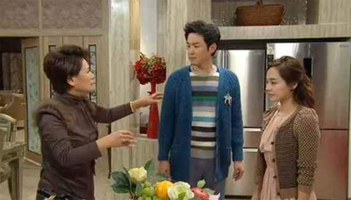 Xem mẹ chồng tương lai hướng dẫn quy trình rửa bát, tôi sợ ngày phải về làm dâu