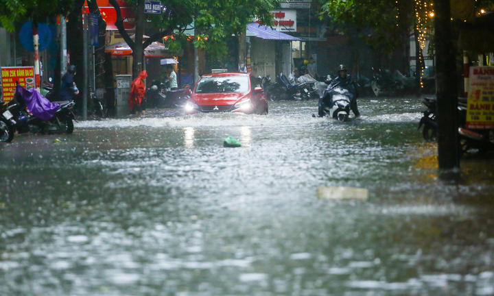Phố Hà Nội, Hải Phòng ngập tứ bề sau trận mưa lớn