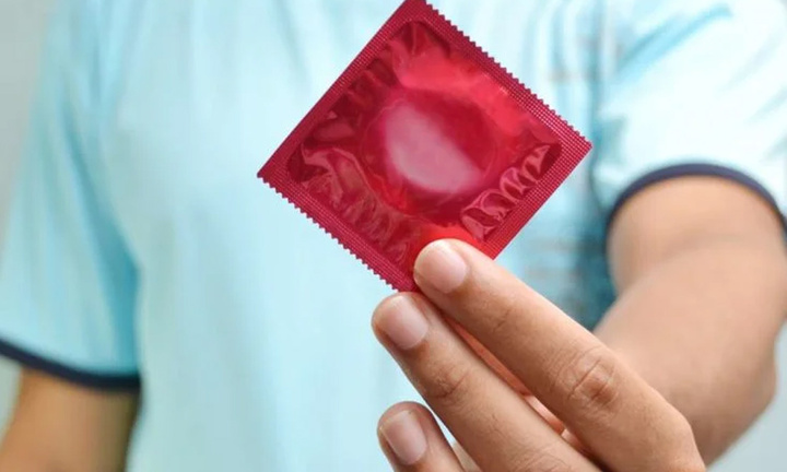 Tôi phải làm gì khi tìm thấy bao cao su trong ba lô của con trai học lớp 10?