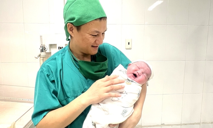 Bé gái ở Quảng Ninh chào đời nặng 5,1 kg