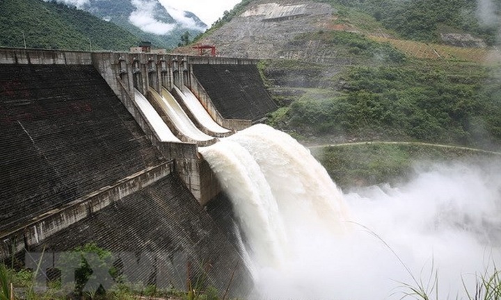 Mưa lớn từ Lào, nước đổ về hồ thủy điện Bản Vẽ cao đột biến